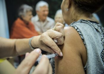 Coloque a caderneta em dia: Saiba onde se vacinar neste feriadão na Capital