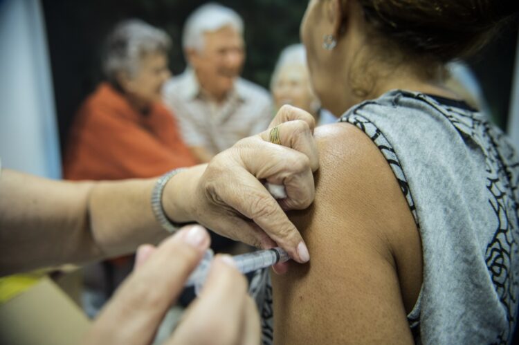 Coloque a caderneta em dia: Saiba onde se vacinar neste feriadão na Capital