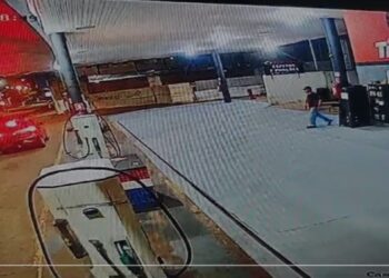 VÍDEO: Ladrões chegam de VW Fox em posto de combustíveis e assaltam frentista