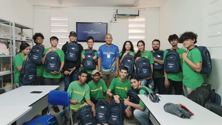 Estudantes do Programa Pioneiros, da Águas Guariroba, recebem kit com material escola e camiseta para desenvolverem projetos
