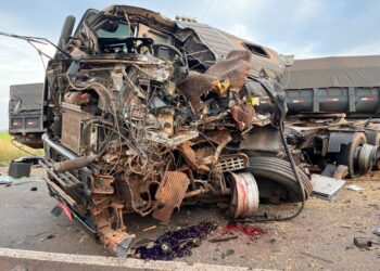 Colisão frontal entre carretas mata condutor de 26 anos na BR-376