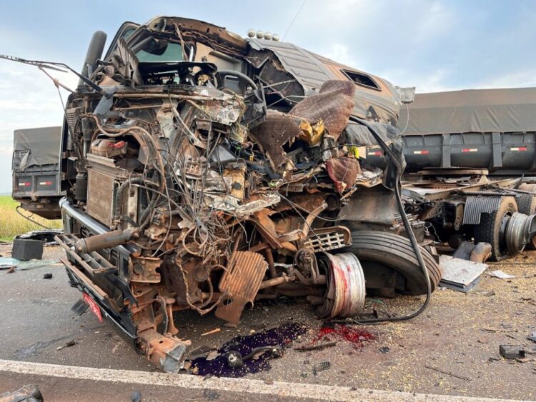 Colisão frontal entre carretas mata condutor de 26 anos na BR-376