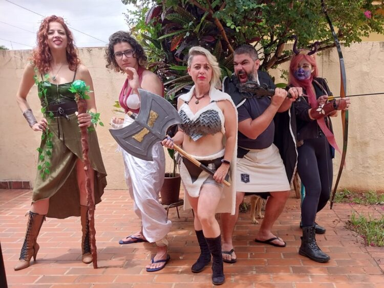 Com programação geek e cosplays, bar promove evento para reunir entusiastas e iniciantes no RPG