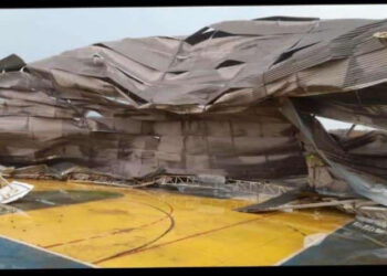 Quadra de escola desaba com a força do vento e mata aluno de 7 anos em MS