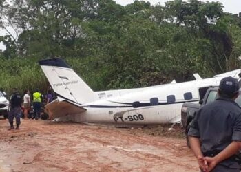 Avião cai e mata ao menos 14 turistas no interior de Amazonas