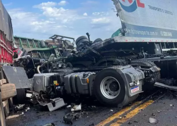 Colisão entre 3 caminhões mata 2 pessoas perto de Bataguassu na BR-267