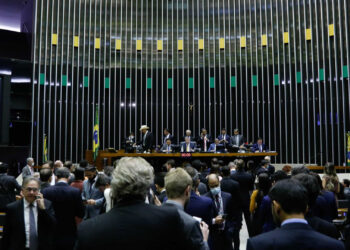 Câmara aprova texto-base do PL do Desenrola que prevê limite para juros no rotativo