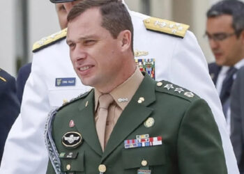 Cid confessou à PF ter entregue dinheiro das joias nas mãos de Bolsonaro, diz revista