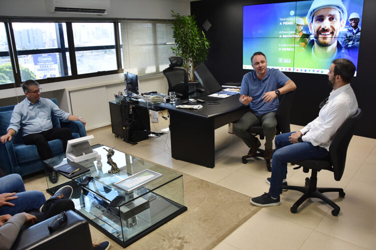 Em visita ao Senai, autoridades e empresários paraguaios discutem oferta de cursos em Concepción