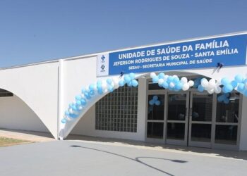 Homem é baleado ao menos três vezes em frente à unidade de saúde do Santa Emília