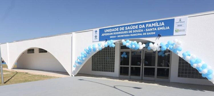 Homem é baleado ao menos três vezes em frente à unidade de saúde do Santa Emília