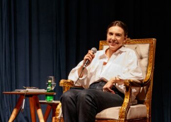 Esses encontros são fundamentais, afirma Adriana Calcanhotto sobre eventos como a 35ª Noite da Poesia