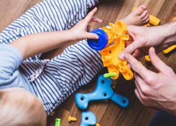 Pedagoga e pediatra falam sobre a atenção na escolha de presentes para o Dia das Crianças