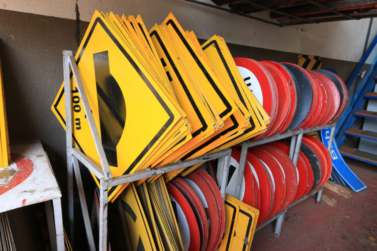 Agetran possui fabricação própria de placas de trânsito e contribui com a sinalização da Capital
