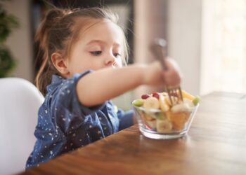 “Adultos são responsáveis pelos hábitos alimentares das crianças”, diz nutricionista