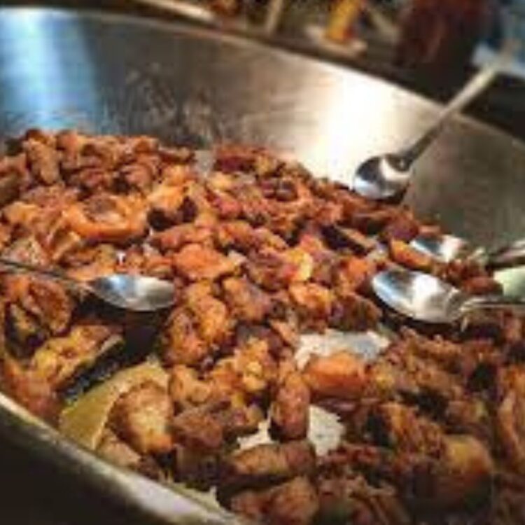 Fim de semana tem churrasco dançante, com porco no tacho, no clube Estoril
