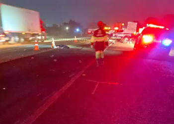 Rapaz morre, após cair da motocicleta e ser atropelado por caminhão e carreta, na Capital