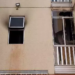 Mulher pula a janela com três filhos pequenos, após apartamento pegar fogo
