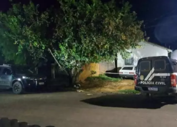 Jovem morre e outro fica ferido a tiros, após serem atacados por homem na porta de casa