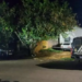 Jovem morre e outro fica ferido a tiros, após serem atacados por homem na porta de casa