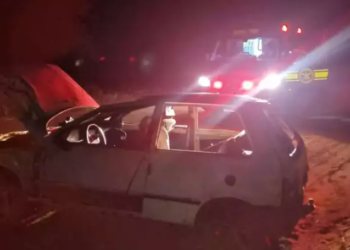 Pneu estoura, Uno capota com quatro pessoas e uma delas fica ferida em MS