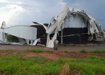Chuva com vendaval passa deixando rastros de destruição no interior de MS