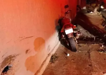 Rapazes de moto batem em muro, depois em árvore e um deles morre em Três Lagoas