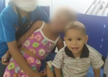 Criança de 2 anos morre atropelada no quintal de casa por motorista de aplicativo