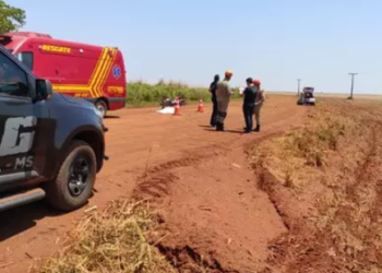 Idoso ultrapassa carreta de moto, colide em VW Gol e morre na hora