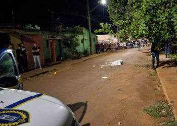 Rapaz morre atingido com mais de 10 tiros no Moreninhas III e outra pessoa é baleada