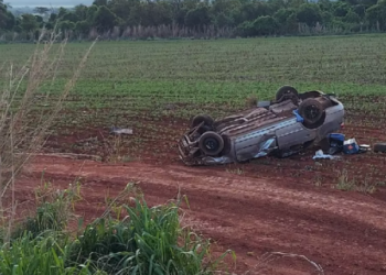 Mãe morre ao capotar Honda Civic e filha de 2 anos é levada em estado grave para hospital