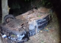 Ao desviar de animal, condutor capota carro matando 2 e deixando 3 em estado grave