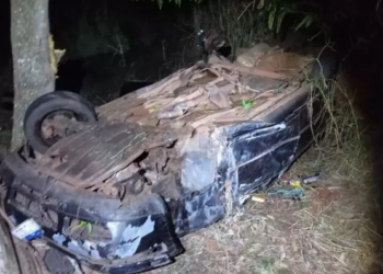 Ao desviar de animal, condutor capota carro matando 2 e deixando 3 em estado grave