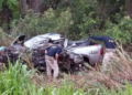 Colisão entre caminhonete, carreta e carro mata um dos condutores nesta manhã, na BR-267