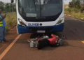 Motociclista perde o controle da direção, colide moto em ônibus de viagem e morre