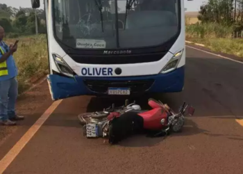 Motociclista perde o controle da direção, colide moto em ônibus de viagem e morre