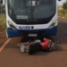Motociclista perde o controle da direção, colide moto em ônibus de viagem e morre