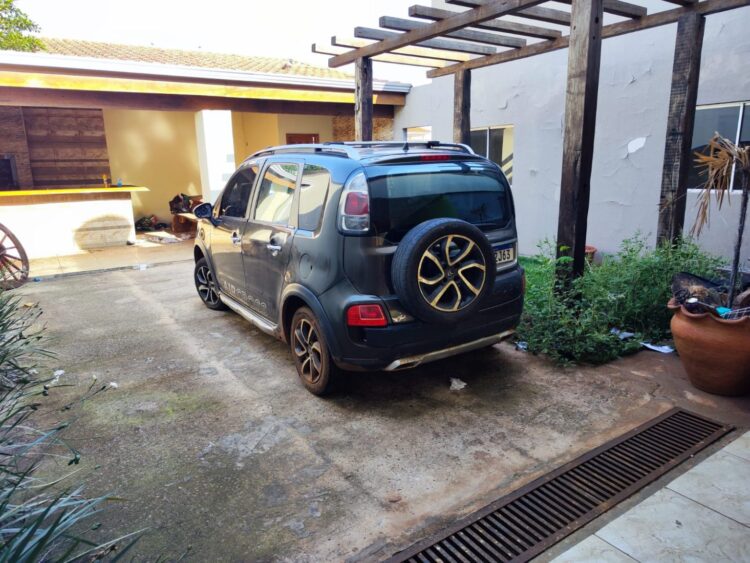 Polícia recupera carro e apreende munições na residência de suspeito de receptação, na Capital