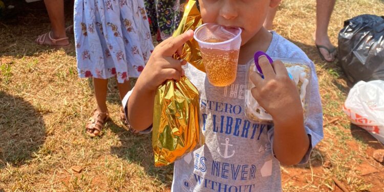 Crianças de comunidade recebem em ação hambúrgueres, doces e bolos de porte, na Capital
