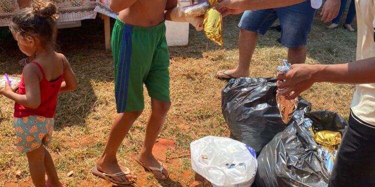 Crianças de comunidade recebem em ação hambúrgueres, doces e bolos de porte, na Capital
