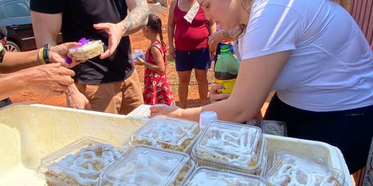 Crianças de comunidade recebem em ação hambúrgueres, doces e bolos de porte, na Capital
