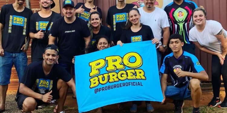 Crianças de comunidade recebem em ação hambúrgueres, doces e bolos de porte, na Capital