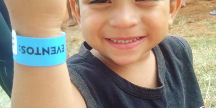 Crianças de comunidade recebem em ação hambúrgueres, doces e bolos de porte, na Capital