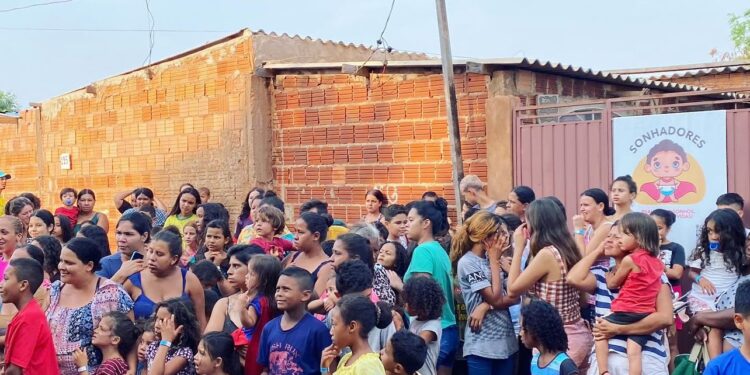 Crianças de comunidade recebem em ação hambúrgueres, doces e bolos de porte, na Capital