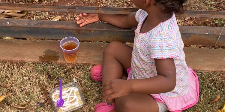 Crianças de comunidade recebem em ação hambúrgueres, doces e bolos de porte, na Capital