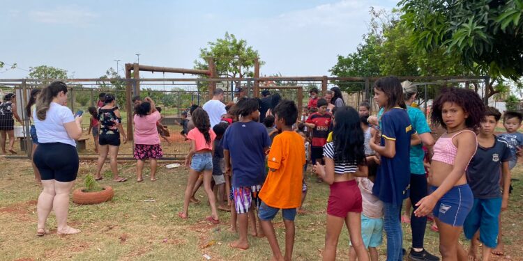Crianças de comunidade recebem em ação hambúrgueres, doces e bolos de porte, na Capital