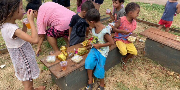 Crianças de comunidade recebem em ação hambúrgueres, doces e bolos de porte, na Capital