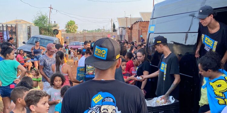 Crianças de comunidade recebem em ação hambúrgueres, doces e bolos de porte, na Capital