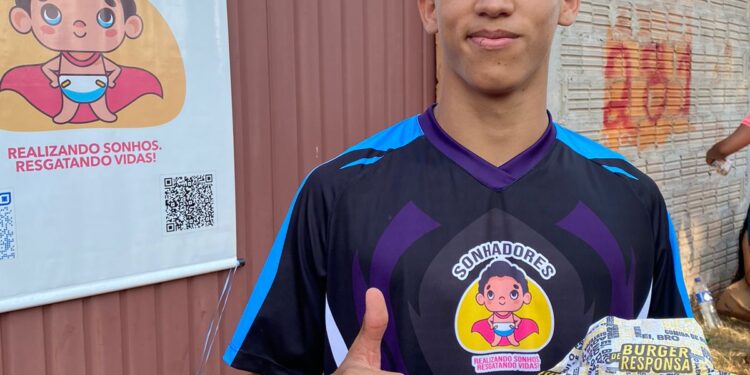 Crianças de comunidade recebem em ação hambúrgueres, doces e bolos de porte, na Capital