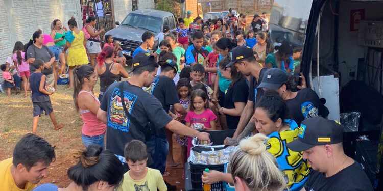 Crianças de comunidade recebem em ação hambúrgueres, doces e bolos de porte, na Capital